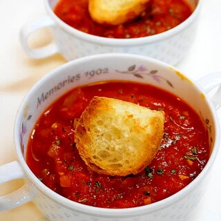 風味と酸味がパンに染み込んで美味！トマトスープ